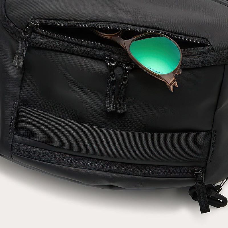 Load image into Gallery viewer, Oakley Backpacks Rover Convertible Bag Blackout
