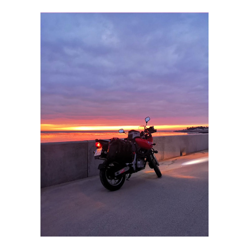 Load image into Gallery viewer, Giant Loop Fandango Tank Bag - Black
