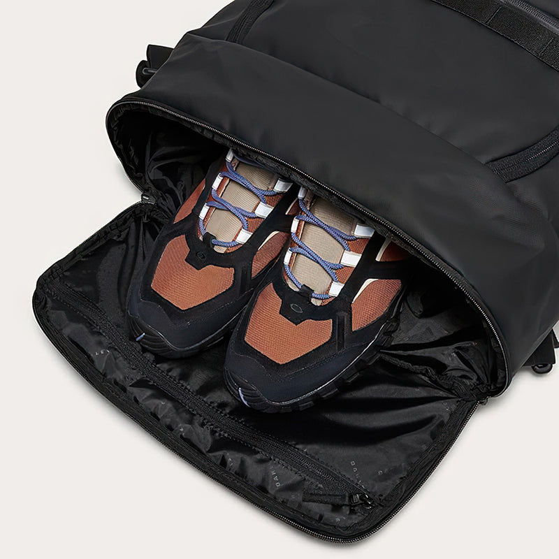 Load image into Gallery viewer, Oakley Backpacks Rover Convertible Bag Blackout
