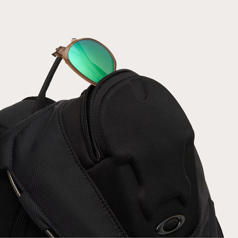 Load image into Gallery viewer, Oakley Bathroom Sink RC Backpack - Blackout
