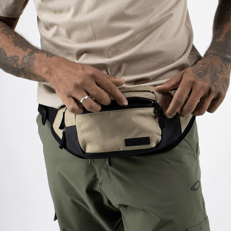 Load image into Gallery viewer, OAKLEY Transit Belt Bag - lifestyle
